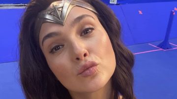 Gal Gadot viert jubileum in haar Wonder Woman-pakje