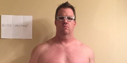 James (44) verloor meer dan 23 kg en veranderde zijn dad bod in een mega sixpack