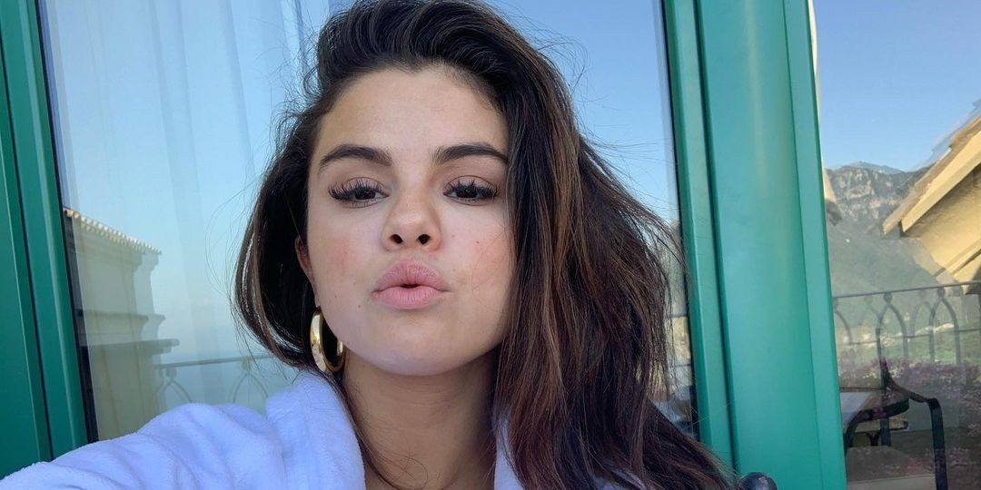 Selena Gomez deelt foto met zéér diepe decolleté op Instagram