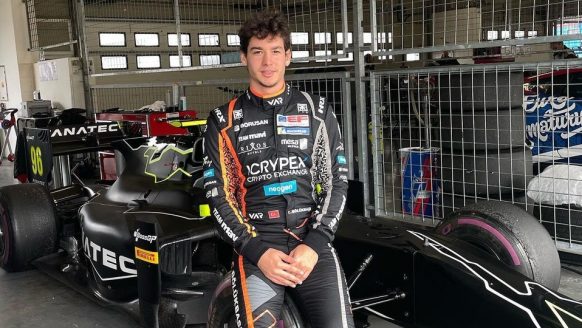 De Turkse Cem Bolukbasi ging van F1 e-sport naar écht racen in de Formule 2