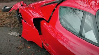 Ferrari Enzo (t.w.v. € 3 miljoen) crasht hard tegen een boom in Baarn