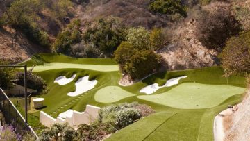 Mark Wahlberg heeft een waanzinnige golfbaan in de eigen tuin laten bouwen