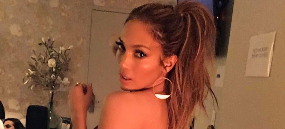 Jennifer Lopez steelt de show met extreem laag uitgesneden decolleté op coverfoto