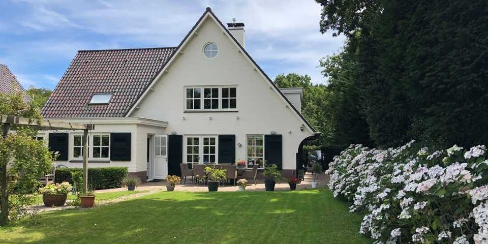 Ex-vrouw Dirk Kuijt koopt nieuwe villa dichtbij die van haar ex-man