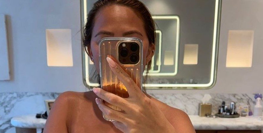 Chrissy Teigen laat niets aan de verbeelding over met badkamer-selfie