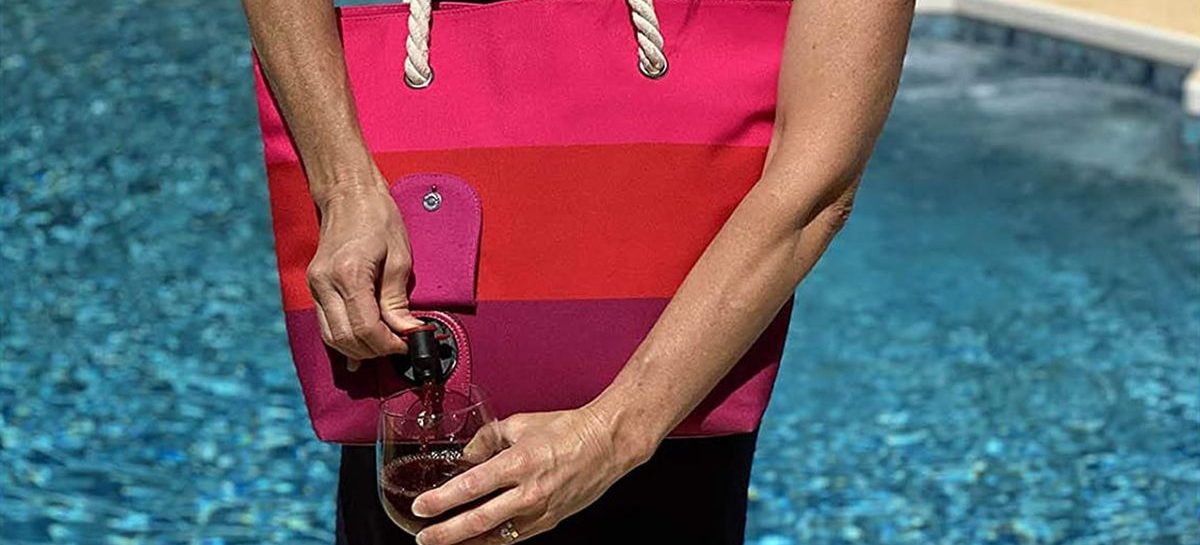 Deze geniale strandtas met tap voor 2 flessen wijn kan je op AliExpress kopen