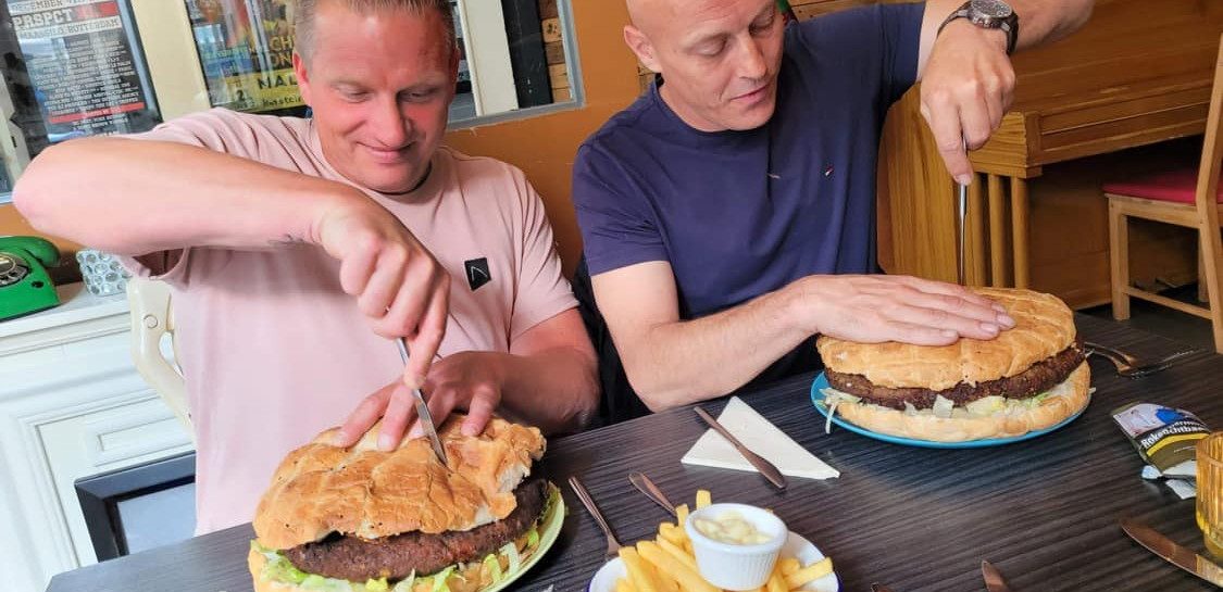 Nederlands restaurant maakt hamburgers van 1 kg en daagt bezoekers uit