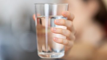 Waar of niet waar: je kan afvallen door een glas water te drinken voor het slapen
