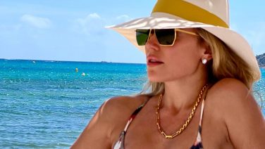 Sylvie Meis schittert showt killerbody in bikini op het strand van Saint-Tropez