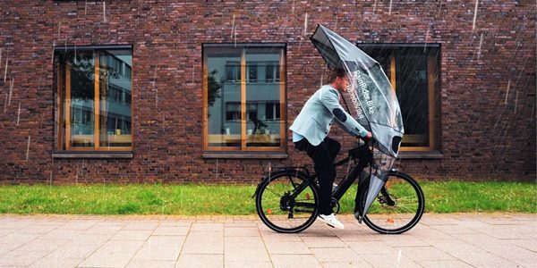 Van bloedhitte naar stortbui: dit regenschild is hét ultieme gadget voor op de fiets