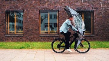 Van bloedhitte naar stortbui: dit regenschild is hét ultieme gadget voor op de fiets