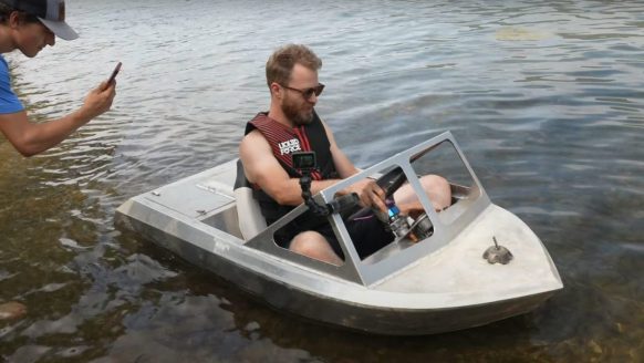 Man bouwt geniale micro jet boat (100 pk) en scheurt vol gas over het water