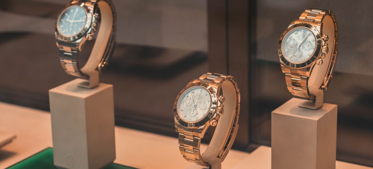Nederlandse juweliersmedewerker (22) stal Rolex-horloges en leidde een luxe leven