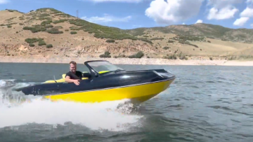 Mannen bouwen zelf een Porsche-speedboot en scheuren over het water