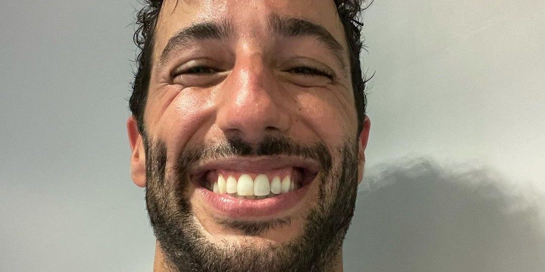 Hilarisch: Daniel Ricciardo verschijnt met enorme Lando Norris-tattoo op persconferentie