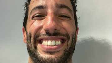 Hilarisch: Daniel Ricciardo verschijnt met enorme Lando Norris-tattoo op persconferentie