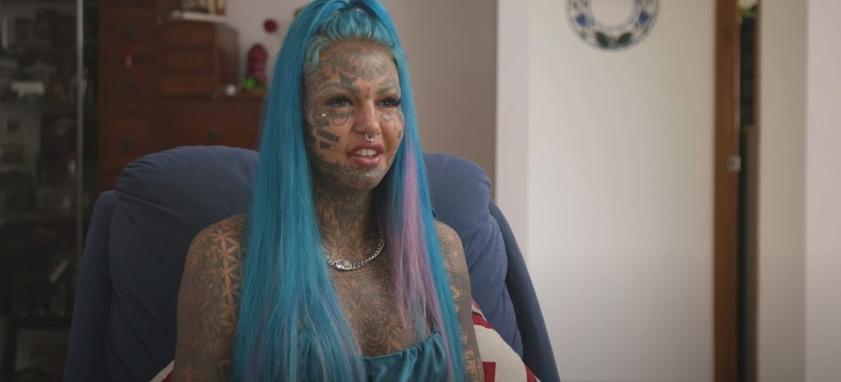 Bizarre transformatie: dame laat voor één dag al haar tattoos verdwijnen