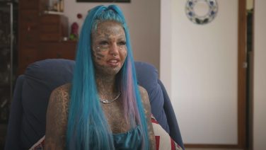 Bizarre transformatie: dame laat voor één dag al haar tattoos verdwijnen