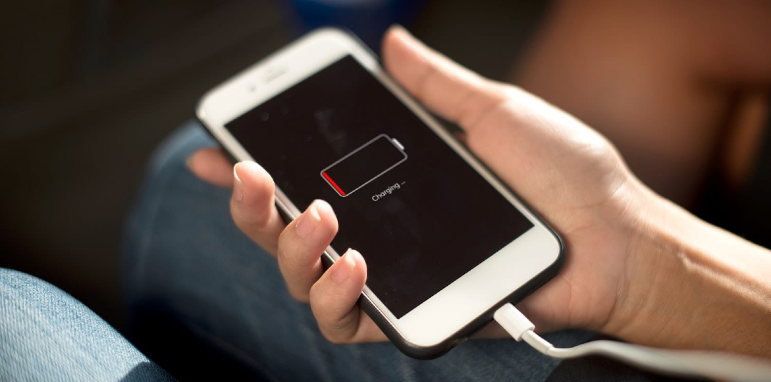 Kust Gentleman vriendelijk Voortdurende iPhone batterij snel leeg? 5 dingen die je zelf kan doen | MAN MAN