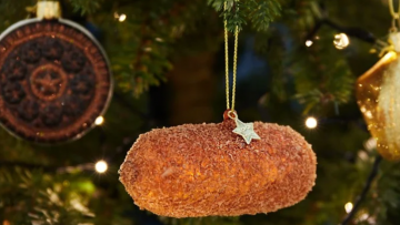 Nederlands bedrijf verkoopt kerstballen in de vorm van frikandellen, kroketten, kaassoufflés en meer