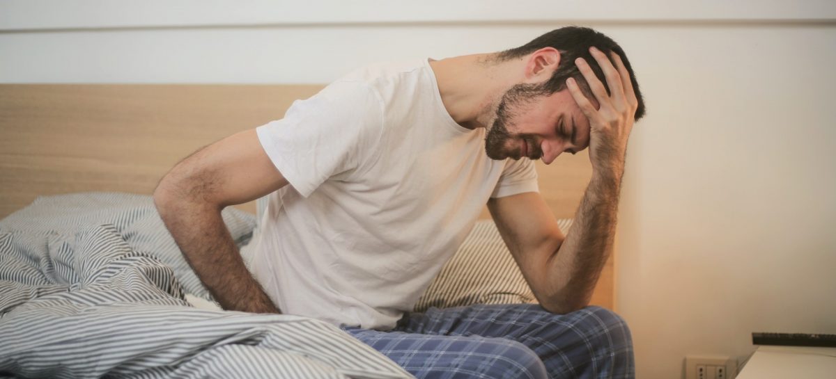Waarom word je ’s ochtends wakker met hoofdpijn? 4 mogelijke oorzaken