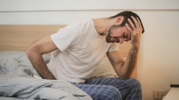 Waarom word je ’s ochtends wakker met hoofdpijn? 4 mogelijke oorzaken