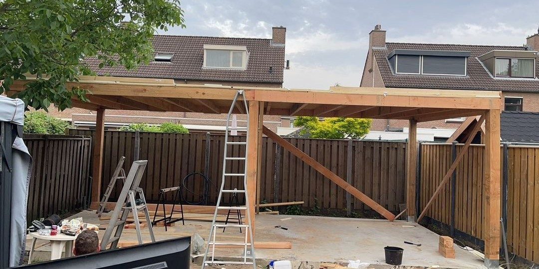 Brabantse Jeroen bouwt speciaal voor het WK voetbal een mancave in de achtertuin