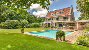 Volgens geruchten heeft Maxime Meiland deze enorme villa met zwembad gekocht