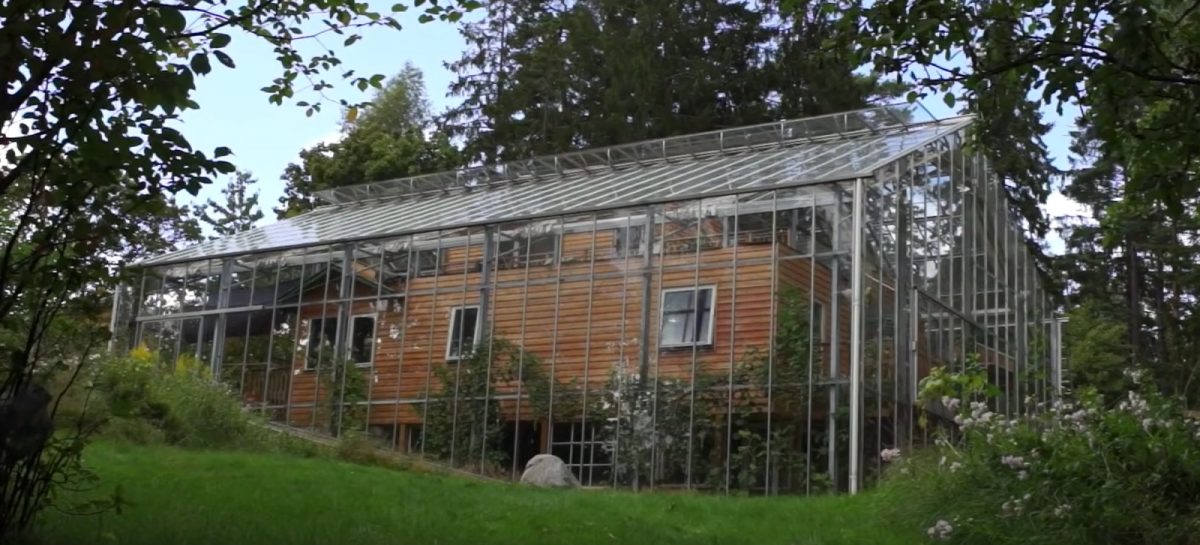 Zweeds stel bouwt een reusachtige kas om hun huis