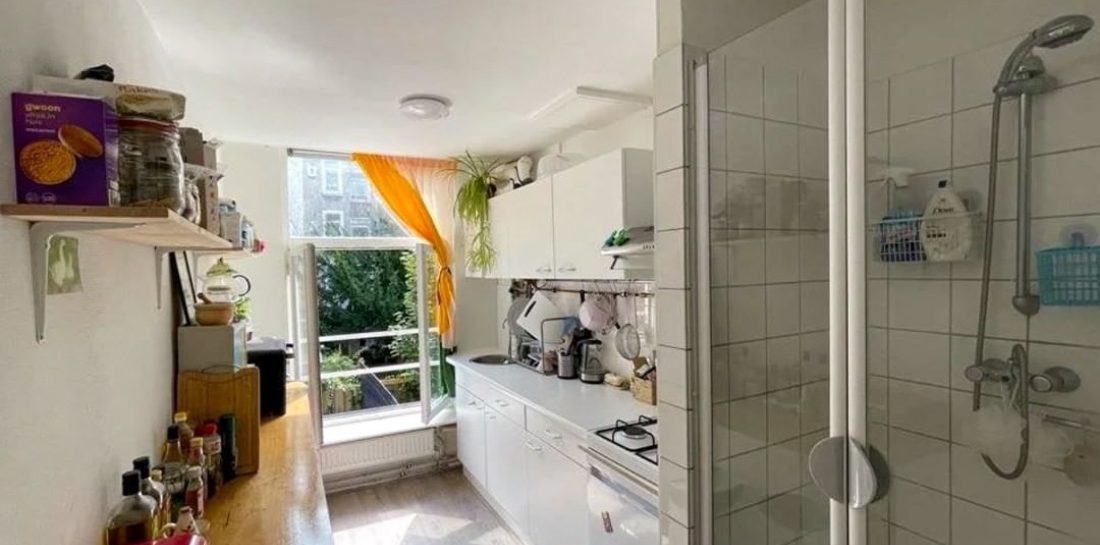 AT5 deelt hilarische advertentie voor mini appartement met de douche in de keuken voor €1600 p/m