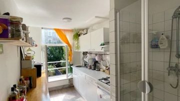 AT5 deelt hilarische advertentie voor mini appartement met de douche in de keuken voor €1600 p/m