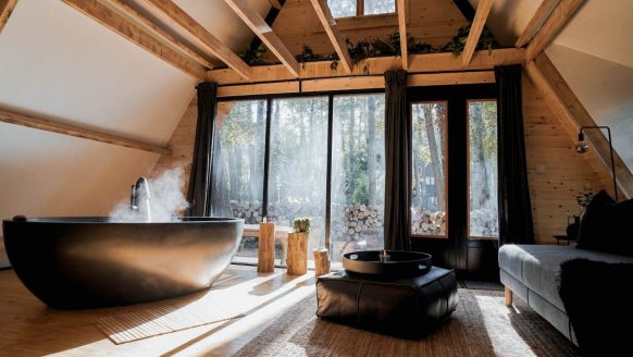 Dit huisje in de natuur (met privébioscoop, sauna en jacuzzi) is het beste weekendje weg in België