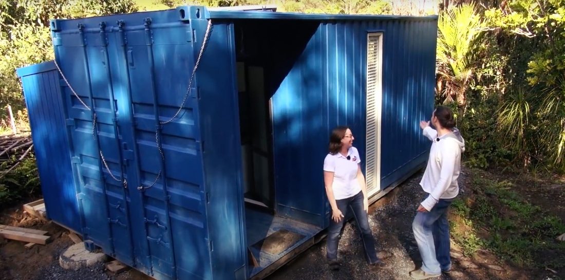 Jong koppel tovert met €28.000,- blauwe zeecontainer om tot ideaal klein huis