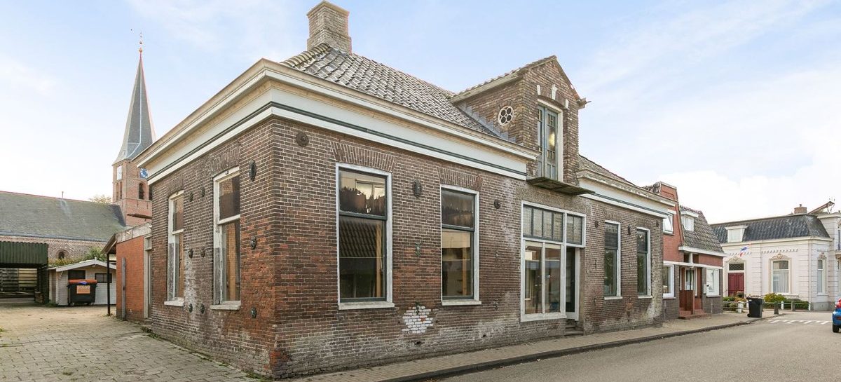 Funda opknapper: vervallen vrijstaande villa (380 m2) staat nu te koop voor slechts €125.000,-