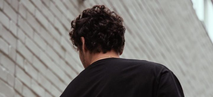 Zwarte kleding vaal? Dit huis-tuin-en-keukenmiddel is dé oplossing