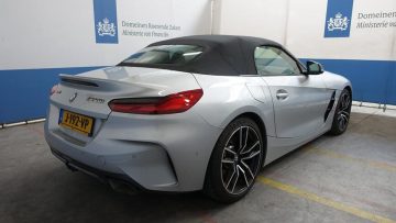 De BMW van Sywert van Lienden wordt geveild door de overheid en hij reageert woest