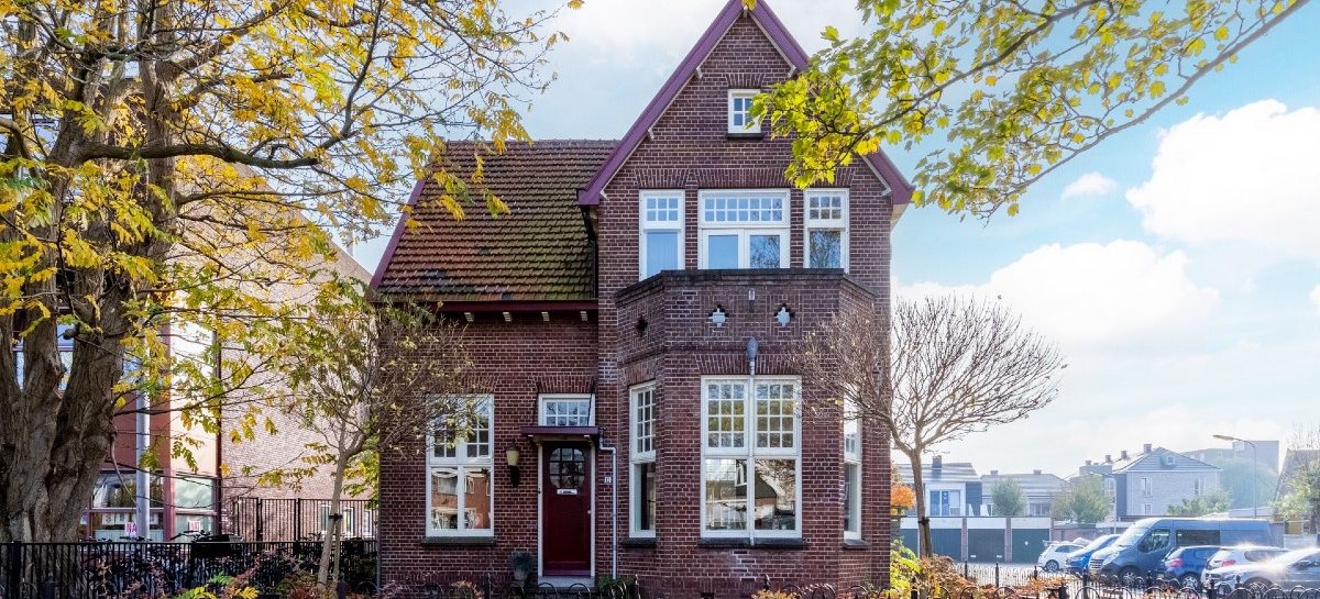 Het bijzondere huis van Marcel van Roosmalen staat te koop op Funda
