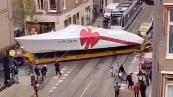 Vervoer van een Wajer-jacht op de P.C. Hooftstraat in Amsterdam gaat niet zo soepel (video)