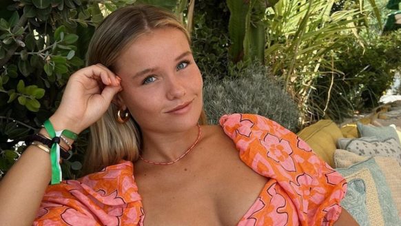 Mikky Kiemeney (vriendin Frenkie de Jong) support ons land in oranje bikini