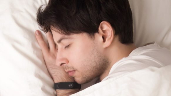 5 wetenschappelijk bewezen manieren om sneller in slaap te vallen