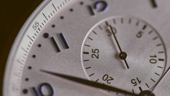 Waarom je nooit de tijd van je horloge achteruit (tegen de klok in) moet draaien
