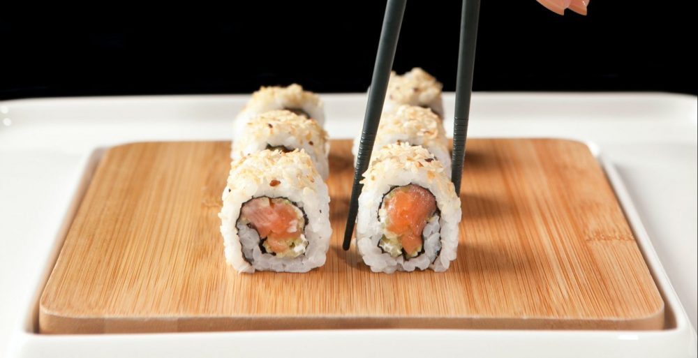 Wereldbekende Japanse chef-kok Nobu Matsuhisa legt uit hoe je sushi écht moet eten