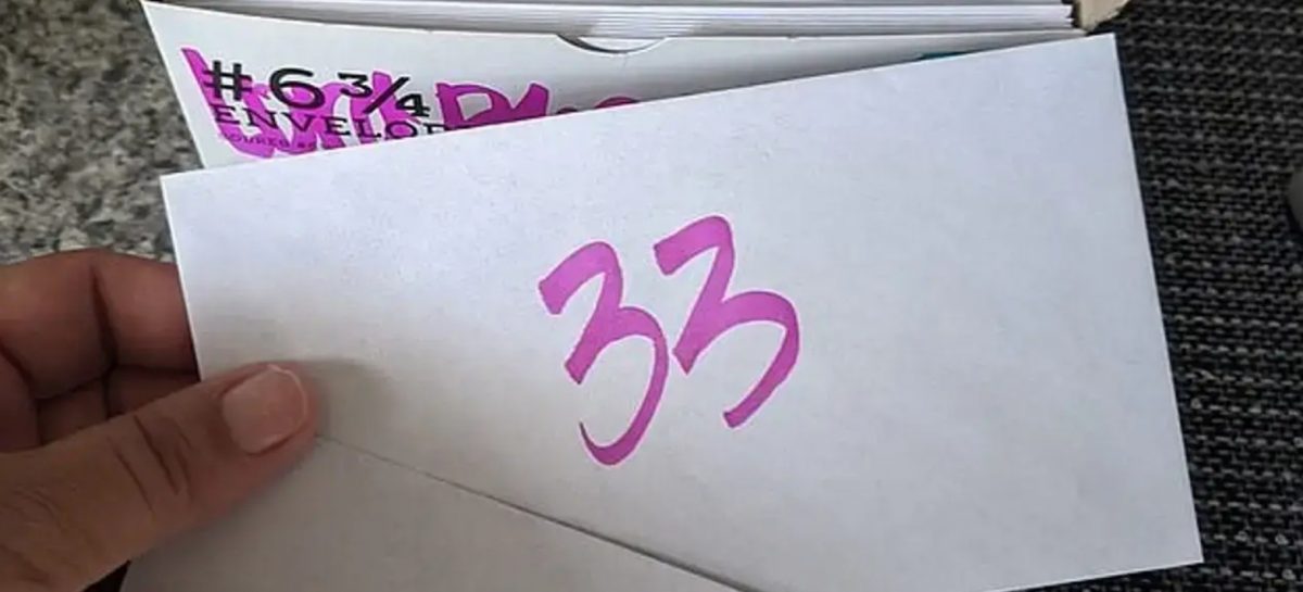 Jonge moeder laat zien hoe ze met deze ‘enveloppen truc’ €5.050 in zes maanden spaart