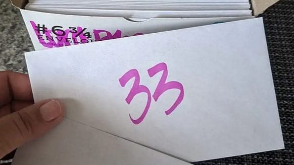Jonge moeder laat zien hoe ze met deze ‘enveloppen truc’ €5.050 in zes maanden spaart