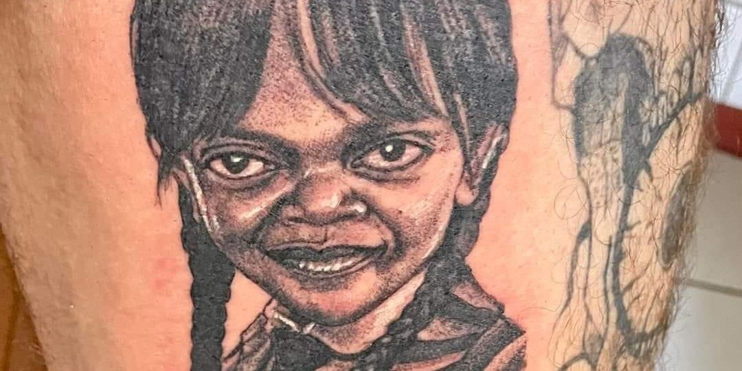 Man neemt tattoo van Wednesday Addams en het internet gaat he-le-maal los