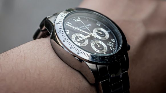 De tijd en datum van je horloge verzetten: de 4 stappen
