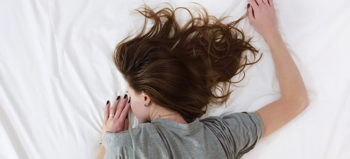 Slaapexpert waarschuwt vrouwen: “Ga nooit met nat haar naar bed”