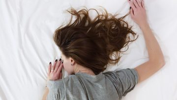 Slaapexpert waarschuwt vrouwen: “Ga nooit met nat haar naar bed”