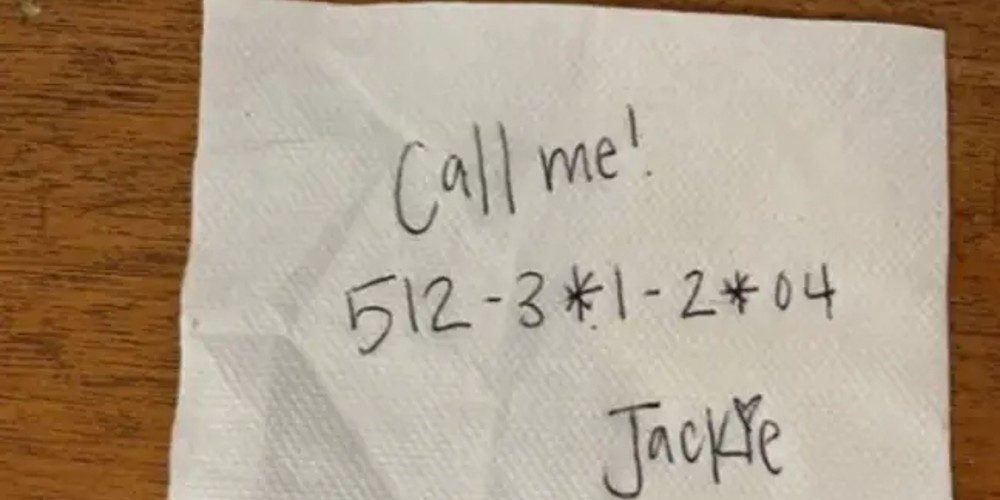 Vrouw geeft man in een bar een telefoonnummer waarbij twee cijfers ontbreken, en…