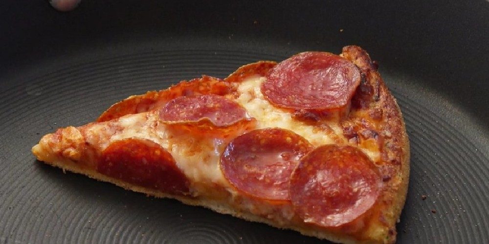 Met deze truc kan jij jouw pizza in de pan opwarmen en smaakt hij weer als vers